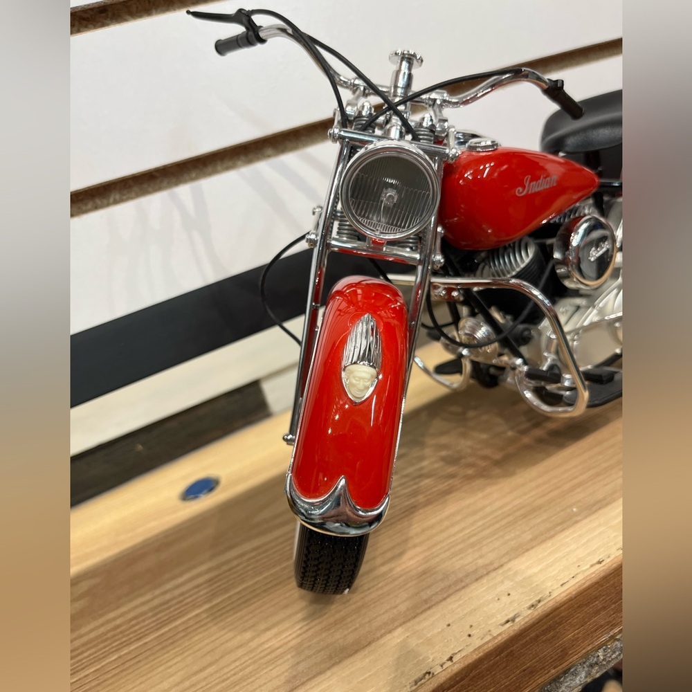 1948 Indian Chief die-cast motorcycle - Picture 5 of 11